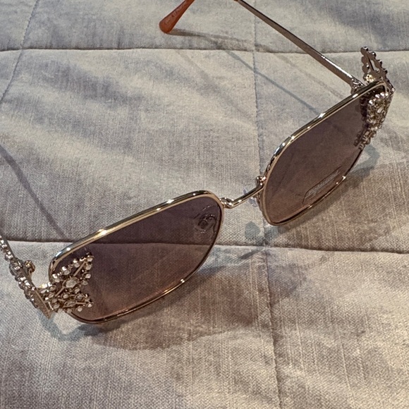 Elegant Gold Polarized Sunglasses Butterflies Crystal Accents New with case - Picture 4 of 10